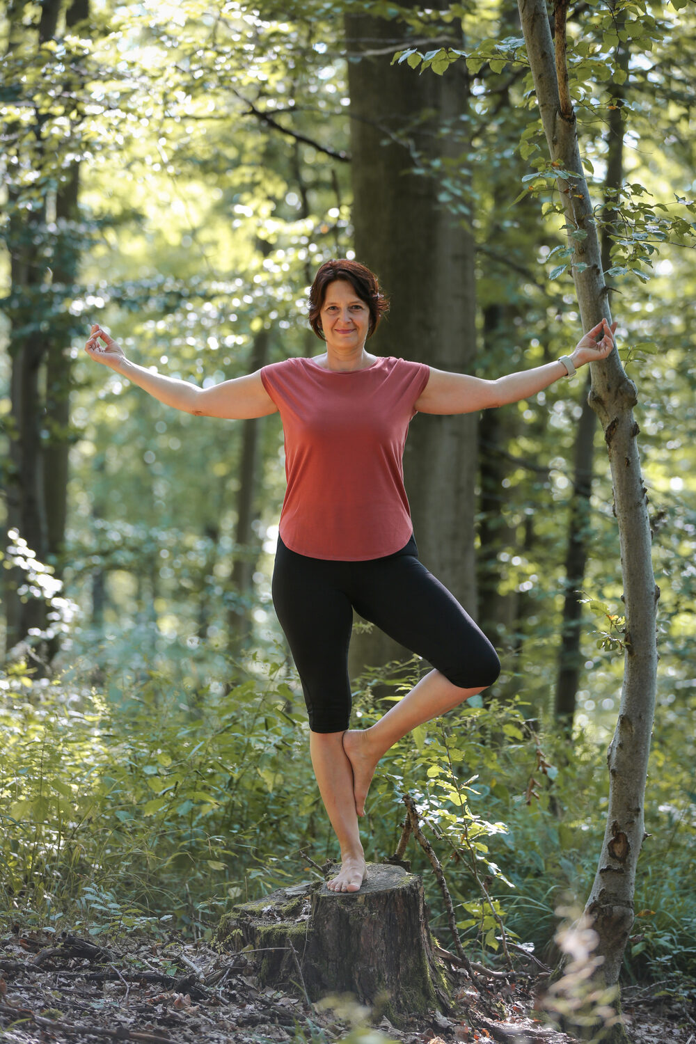 Stefanie Zametzer in der Baumstellung im Wald